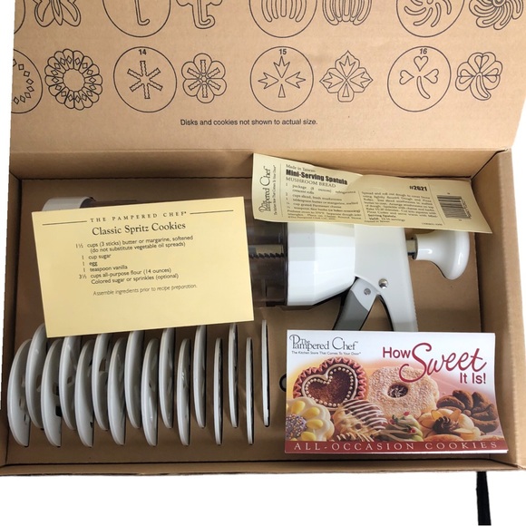 🆕 The Pampered Chef Cookie Press with 16 discs #1525 - Picture 3 of 5